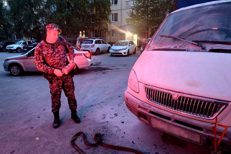 В Югре росгвардейцы потушили загоревшийся автомобиль